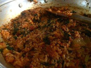 먹던 돌판이 아닌 새 냄비에 김치와 함께 밥을 볶아준다