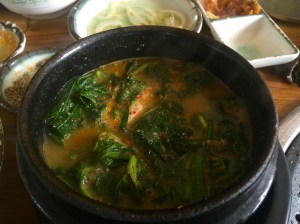 깻잎이 듬뿍 든 슴슴하고 담백한 오리탕