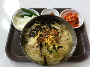 국수에다가 풋고추와 양파, 김치와 쌈장 등으로 상 자체는 단촐하다