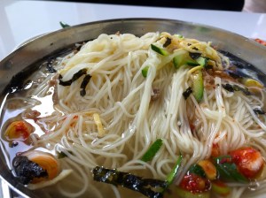 쫄깃하면서도 편안한 면발에 은근하면서도 진한 국물맛이 잘 조화되어 있다