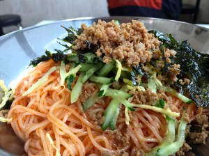 면을 양념장에 미리 비빈 뒤 볶은 쇠고기 등 고명을 얹어 준다