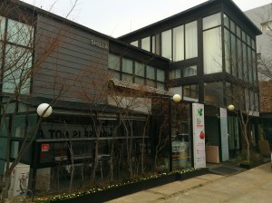 대구 대백프라자 근처 웨딩거리 골목 안쪽에 있다