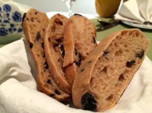 발효빵이라서 그런지 약간 술빵처럼 부드럽고 먹어도 속이 편하다