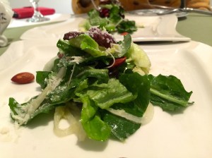 신선한 야채에 상큼한 소스를 얹은 샐러드. 구운 아몬드가 고소함을 더한다